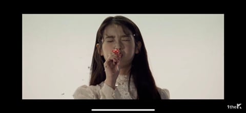 본인을 향한 성적대상화를 정면 돌파했는데도 로리타라고 욕먹은 아이유 스물셋 | 인스티즈