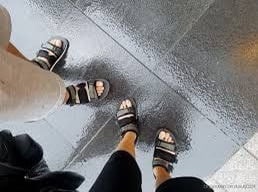 딱 반반 갈린다는 비오는 날 슬리퍼 논쟁 | 인스티즈
