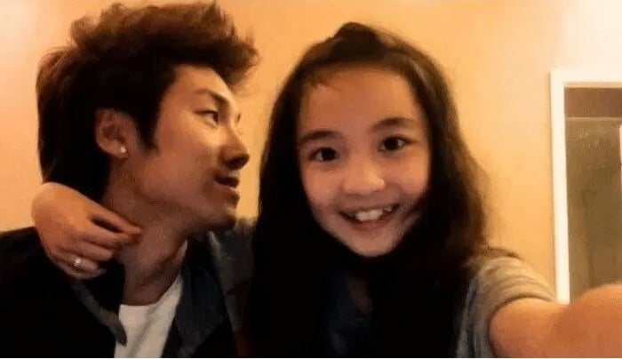첫눈에 반한 '12살 연상' 선생님과 공개 연애 시작한 12살 소녀 근황 | 인스티즈