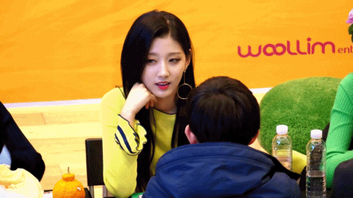 겨드랑이 보여주는 아이돌.gif | 인스티즈