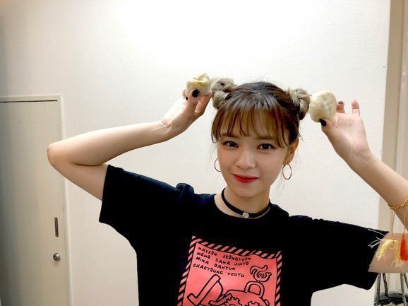 만두 들고 만두머리 자랑하는 트와이스 정연.jpg | 인스티즈