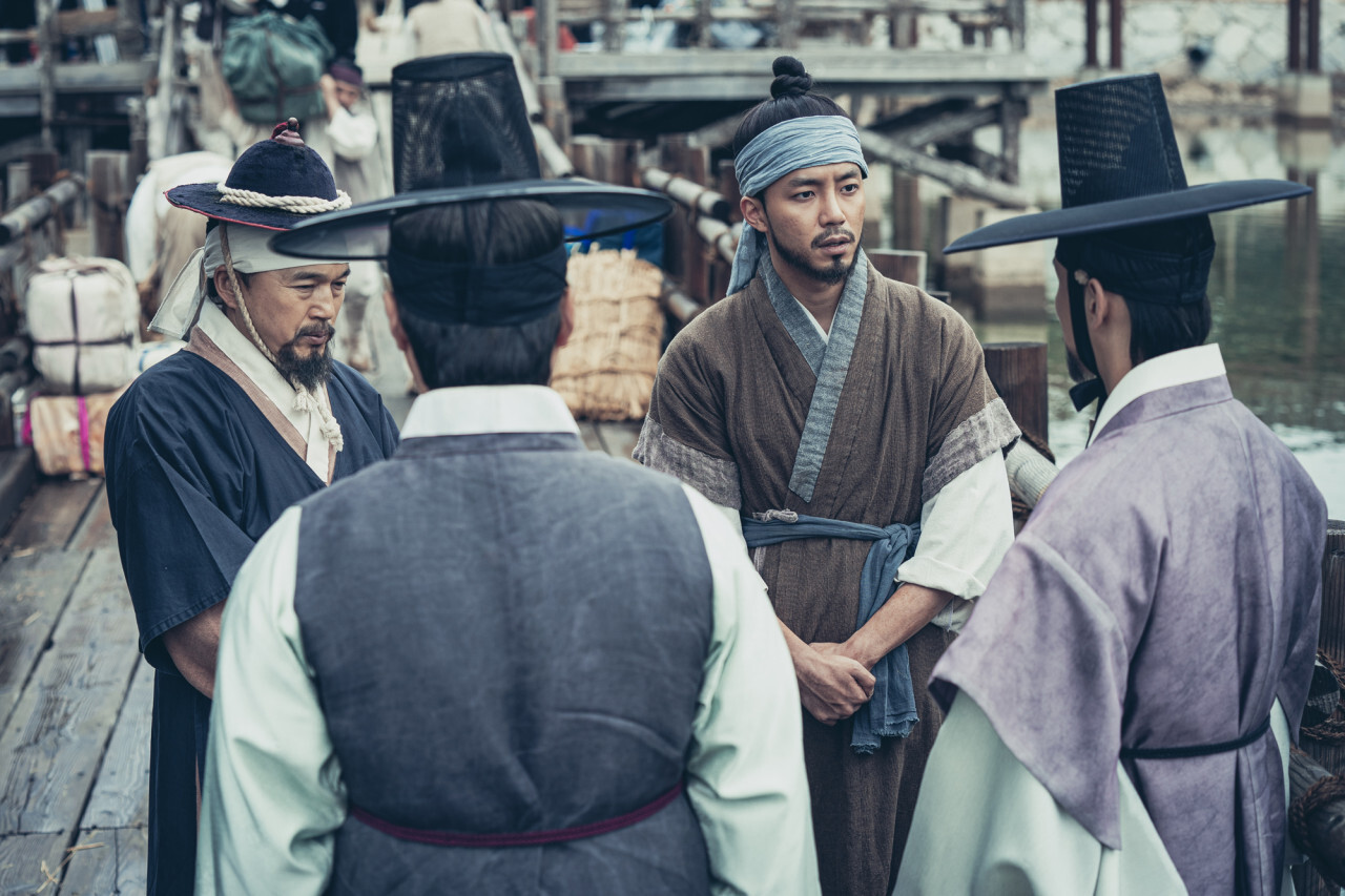 사극에서 남배우가 상투 머리 고증 안 지키면 찐으로 벌어지는 일.jpg | 인스티즈