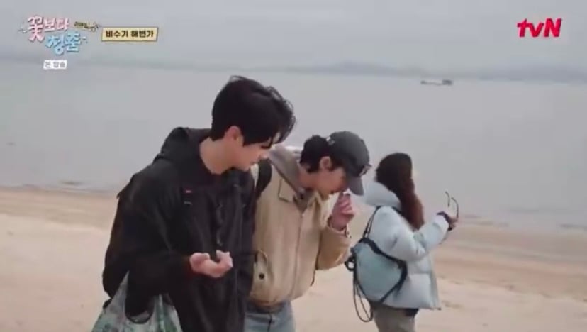 [꽃보다청춘] 박서준이 핸드폰 주워줘서 소녀들이 마이쮸 사줌.twt | 인스티즈
