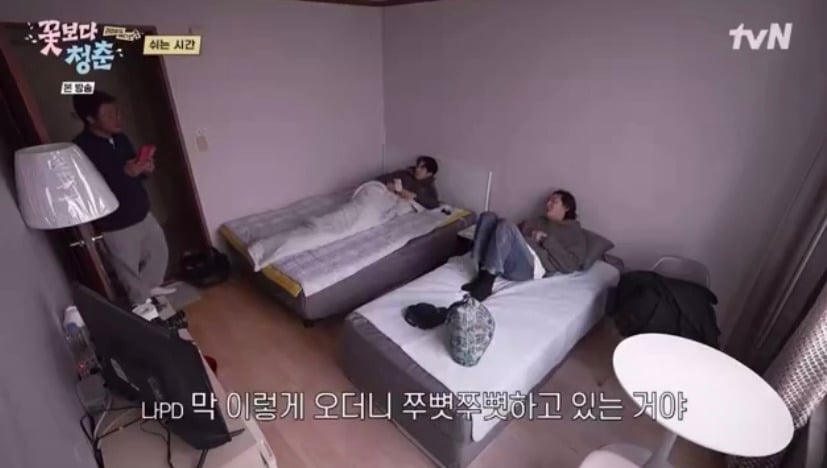 [꽃보다청춘] 박서준이 핸드폰 주워줘서 소녀들이 마이쮸 사줌.twt | 인스티즈