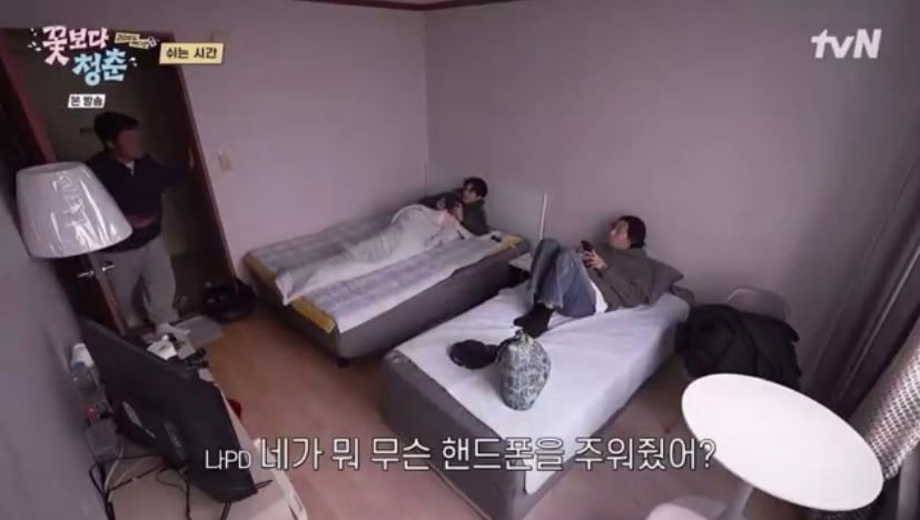 [꽃보다청춘] 박서준이 핸드폰 주워줘서 소녀들이 마이쮸 사줌.twt | 인스티즈