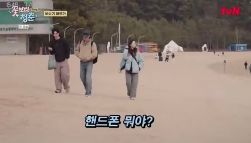 [꽃보다청춘] 박서준이 핸드폰 주워줘서 소녀들이 마이쮸 사줌.twt | 인스티즈