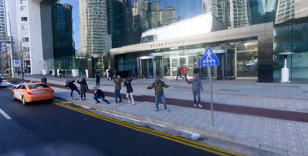 네이버 본사앞 거리뷰 보면 네이버 직원들이 나와서 환영해주고 있음 | 인스티즈