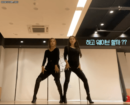 여자끼리 가슴 닿았을 때 반응.gif | 인스티즈