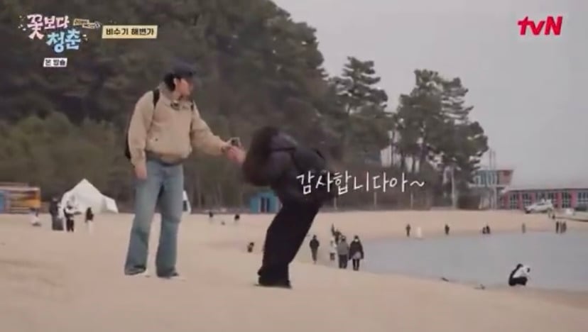 [꽃보다청춘] 박서준이 핸드폰 주워줘서 소녀들이 마이쮸 사줌.twt | 인스티즈