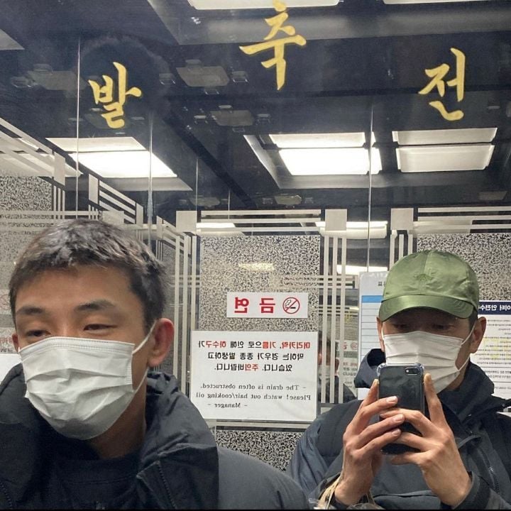 "저 사람은 누구니?” 너무 친해 럽스타그램(?) 소리 나오는 유아인 인스타 | 인스티즈