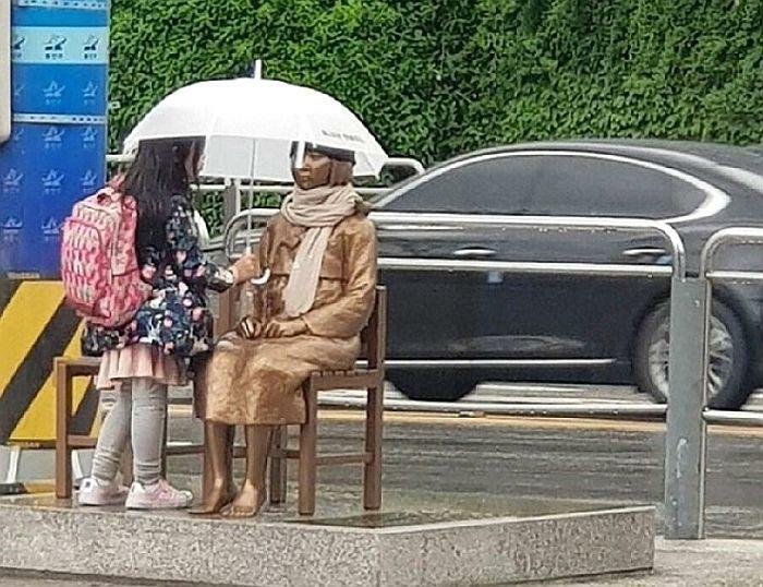 우산 씌워 주는 아이 | 인스티즈