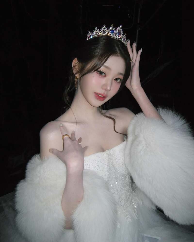 티아라 쓴 장원영.jpg | 인스티즈