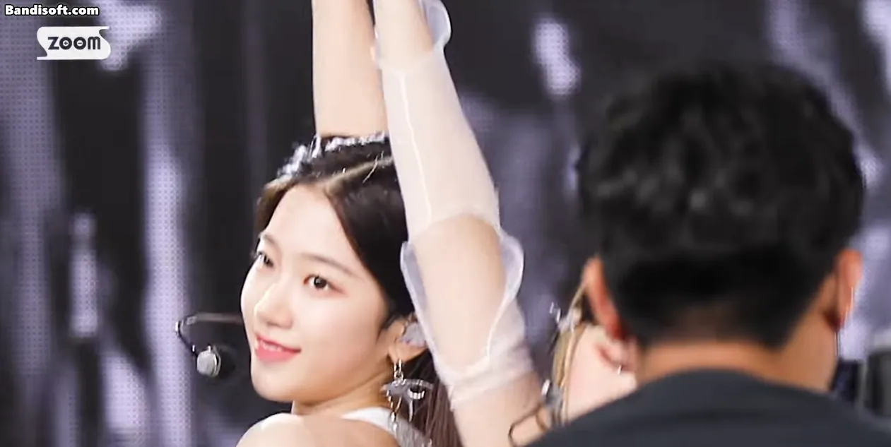 긴 생머리가 잘 어울리는 카즈하 | 인스티즈