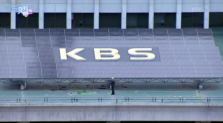 KBS 광고 같다는 11년만에 뮤뱅 출연한 태양.jpg | 인스티즈