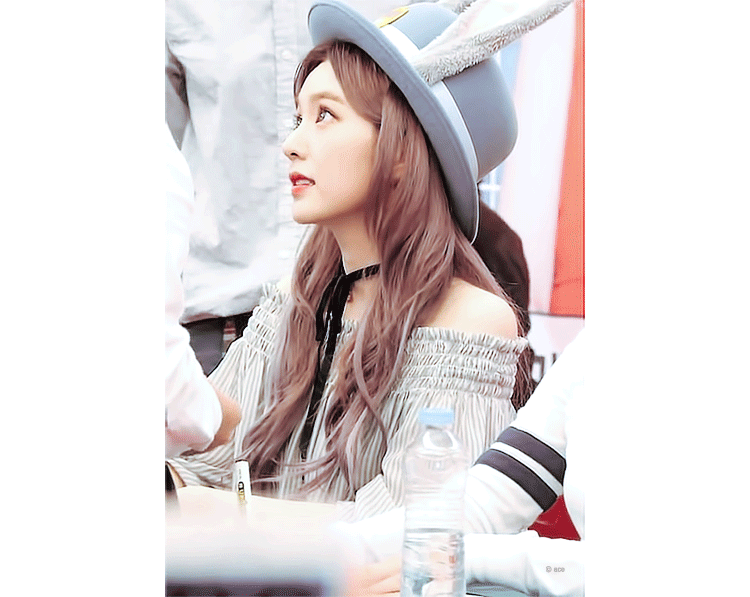 토끼 모자가 잘 어울리는 아이린.jpgif | 인스티즈