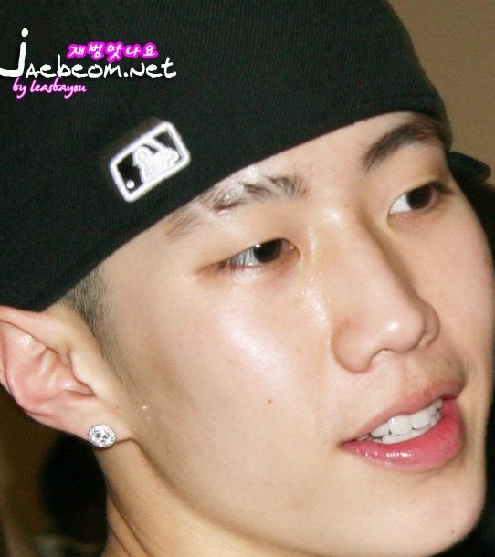 피부가 너무 좋아서 귀걸이가 비칠 정도인 박재범.jpg | 인스티즈