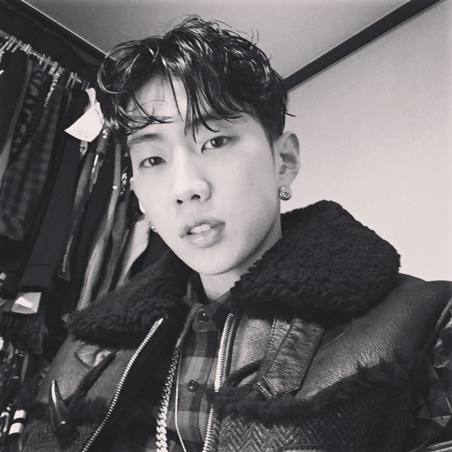 요즘 안하던 헤어스타일을 하고나오는 박재범 | 인스티즈