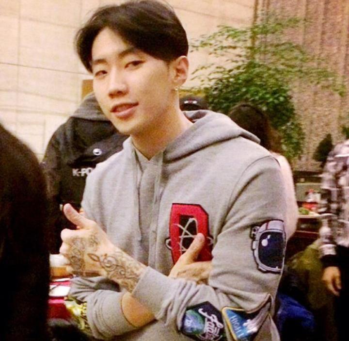 요즘 안하던 헤어스타일을 하고나오는 박재범 | 인스티즈