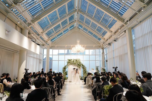 레즈비언 커플이 '결혼식' 열고 100명 앞에서 커밍아웃한 이유 | 인스티즈