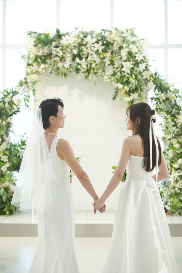 레즈비언 커플이 '결혼식' 열고 100명 앞에서 커밍아웃한 이유 | 인스티즈