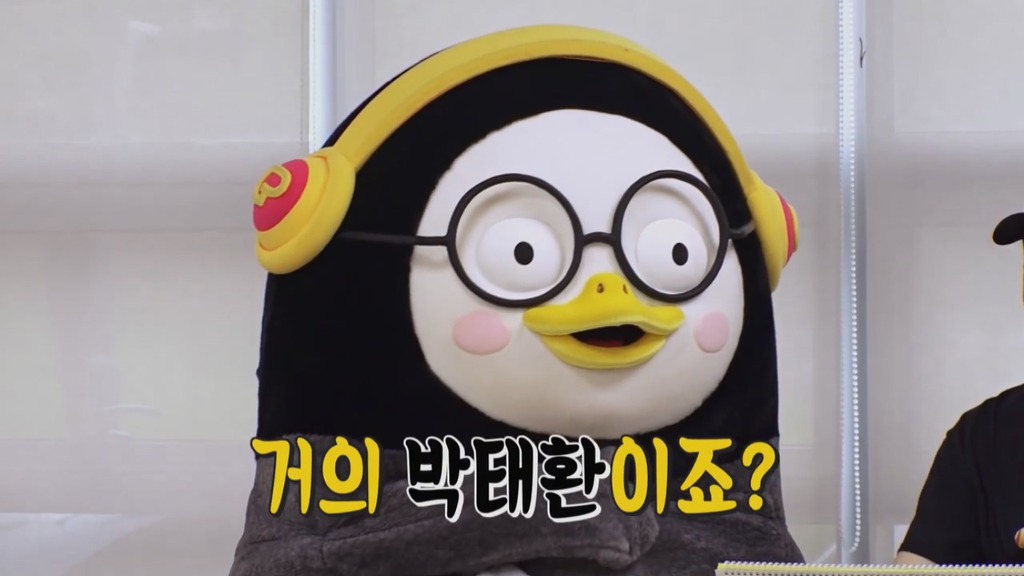 [펭수] 도서관에 가서 죄와 벌을 읽는 펭수 | 인스티즈