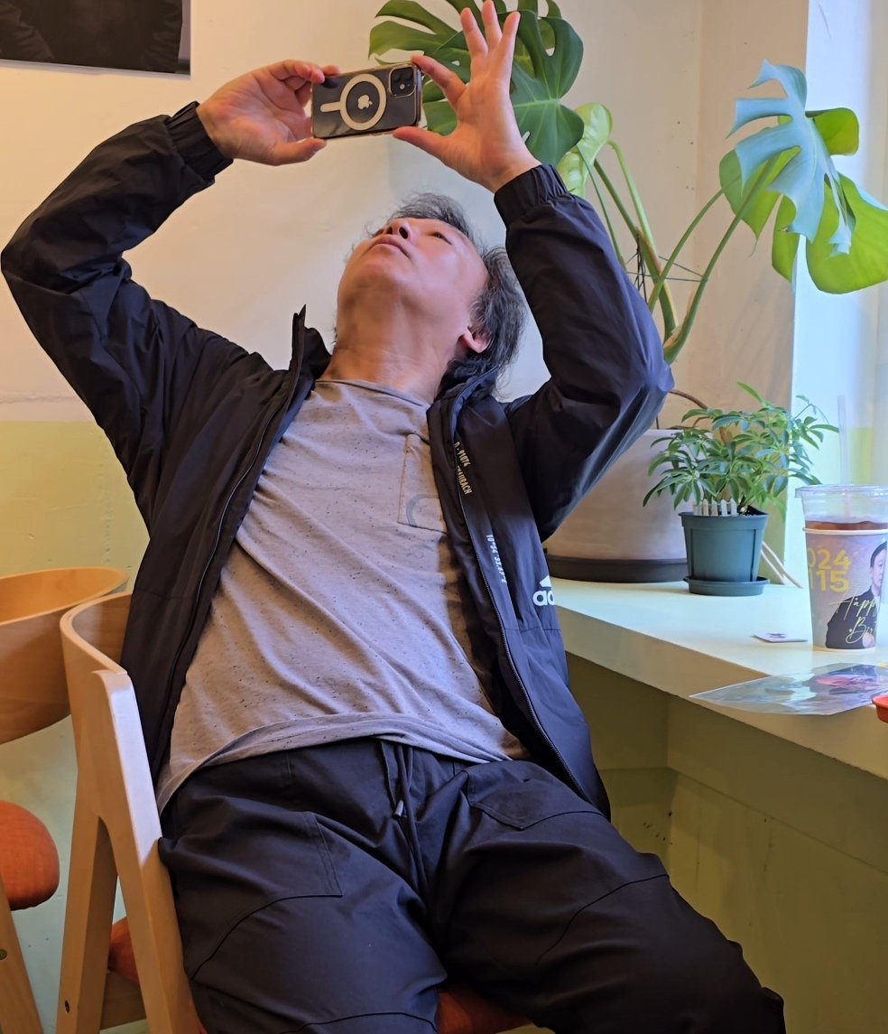 이게 본인 생일카페에 방문한건지 걍 구경하러 온 동네아잰지 긴가민가한 배우 이성민 | 인스티즈