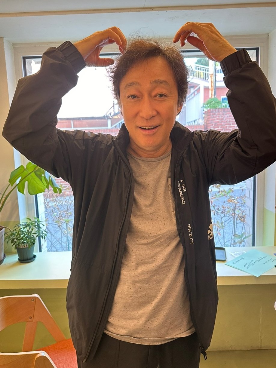 이게 본인 생일카페에 방문한건지 걍 구경하러 온 동네아잰지 긴가민가한 배우 이성민 | 인스티즈