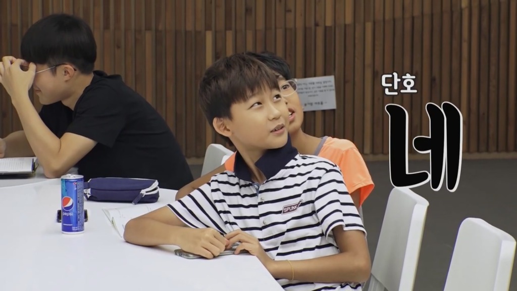 [펭수] 도서관에 가서 죄와 벌을 읽는 펭수 | 인스티즈