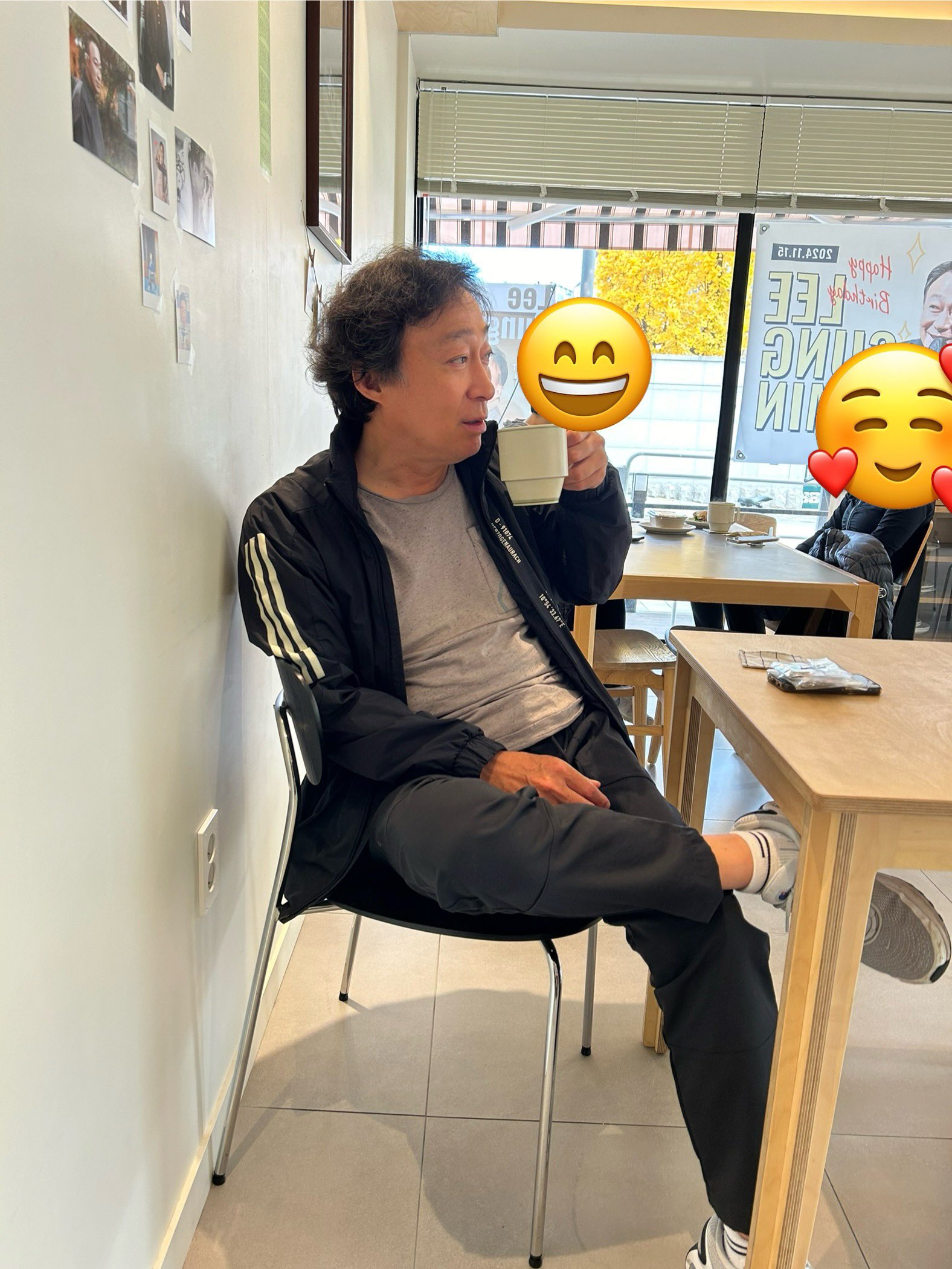 이게 본인 생일카페에 방문한건지 걍 구경하러 온 동네아잰지 긴가민가한 배우 이성민 | 인스티즈