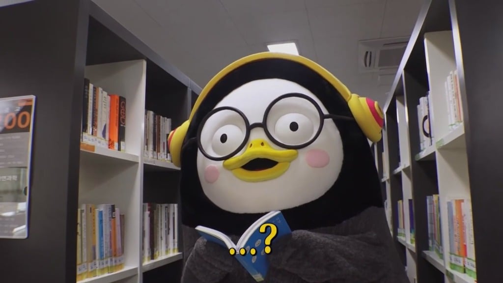 [펭수] 도서관에 가서 죄와 벌을 읽는 펭수 | 인스티즈