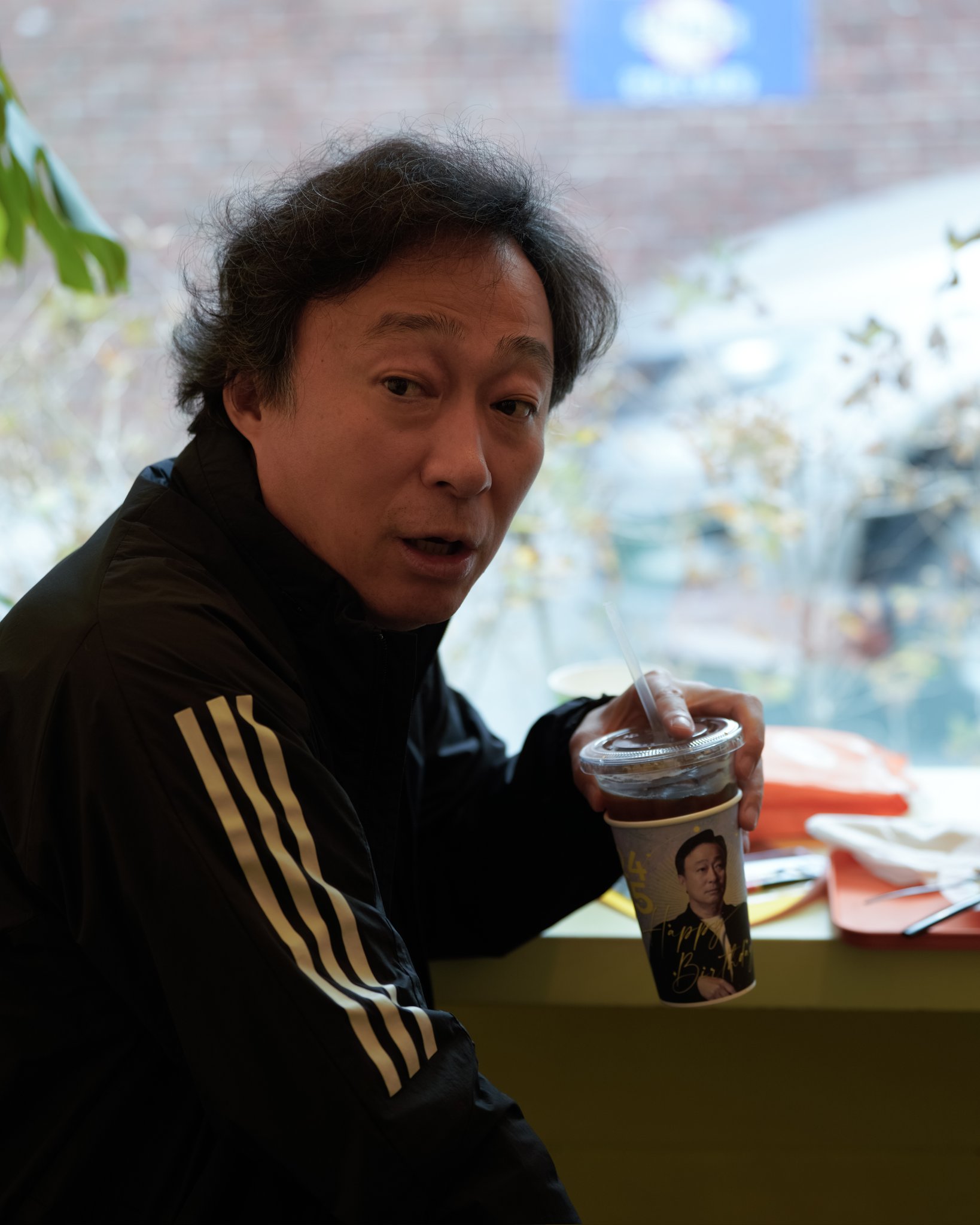 이게 본인 생일카페에 방문한건지 걍 구경하러 온 동네아잰지 긴가민가한 배우 이성민 | 인스티즈