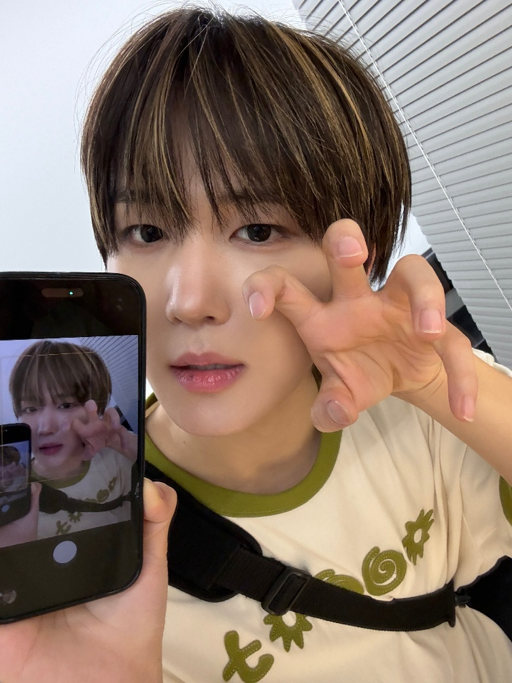 마흔장 넘는 사진을 흑백으로 올린 어떤 남돌.jpg | 인스티즈