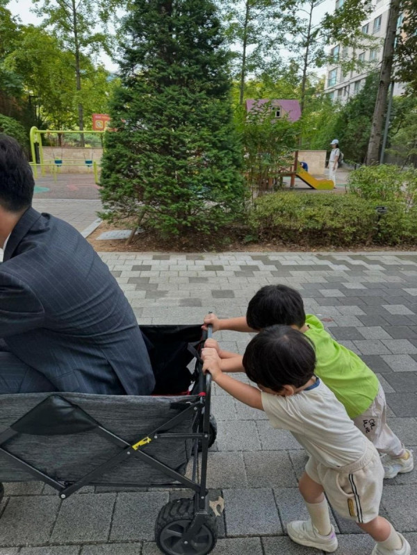 아빠 등원시키는 아들 | 인스티즈