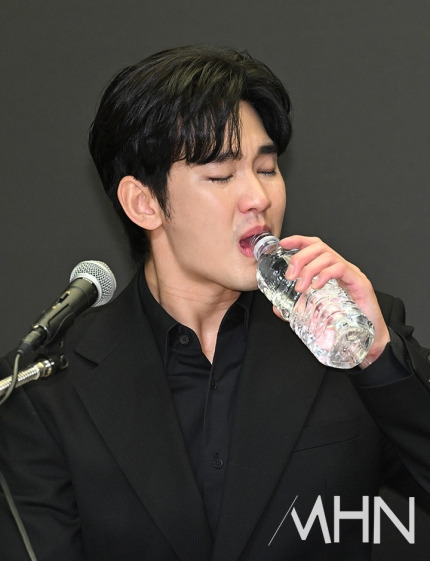 [포토] 김수현 '조갈나는 목' | 인스티즈