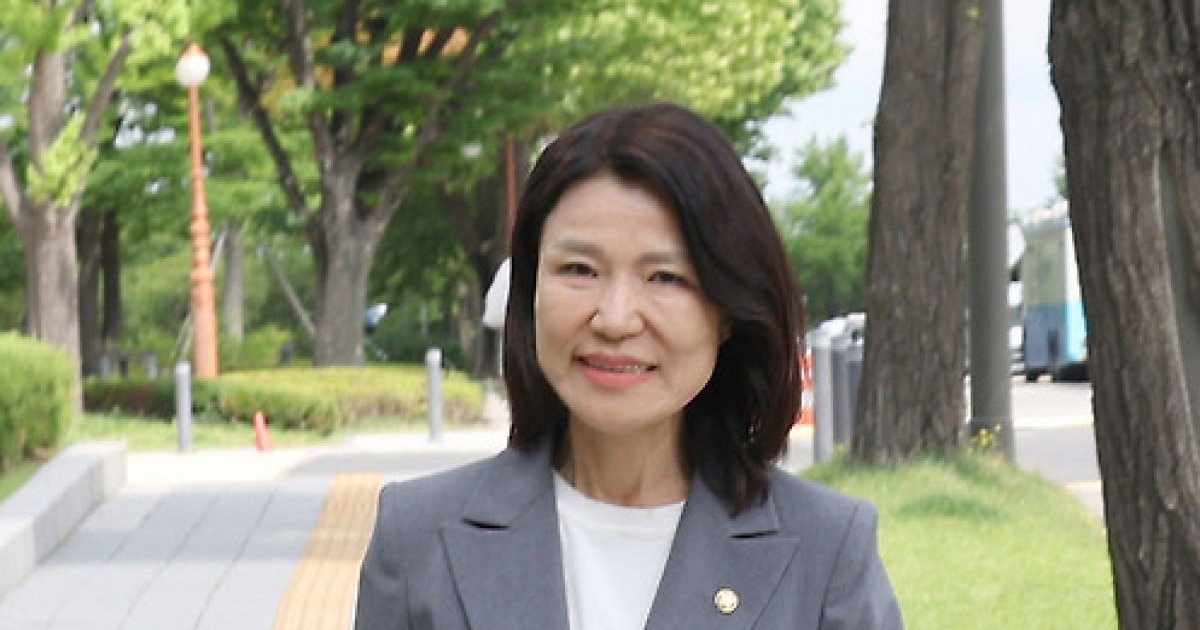 의원회관 향하는 이진숙 국민의힘 대구 달성군 국회의원 당선인 | 인스티즈