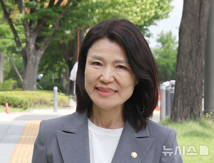 의원회관 향하는 이진숙 국민의힘 대구 달성군 국회의원 당선인 | 인스티즈