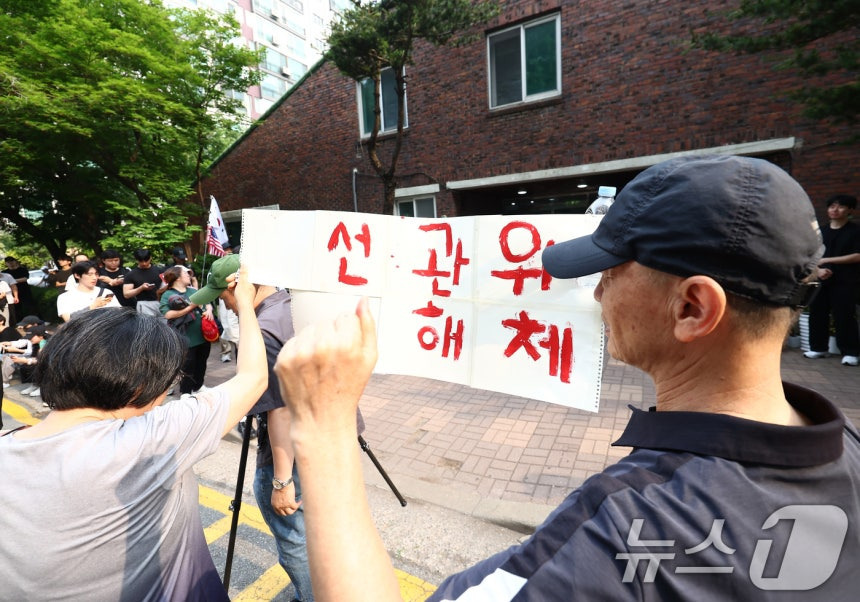 잠실 '투표함 대치' 14시간째…시위대 포위에 선관위 관계자 고립도 | 인스티즈
