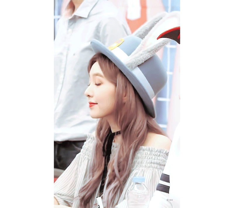 토끼 모자가 잘 어울리는 아이린.jpgif | 인스티즈