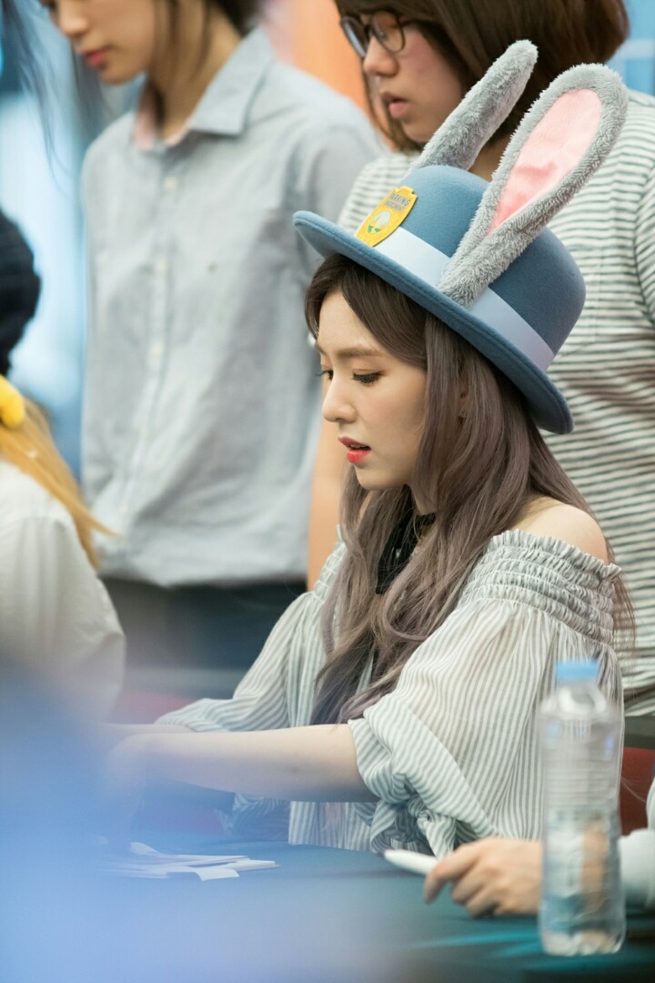 토끼 모자가 잘 어울리는 아이린.jpgif | 인스티즈
