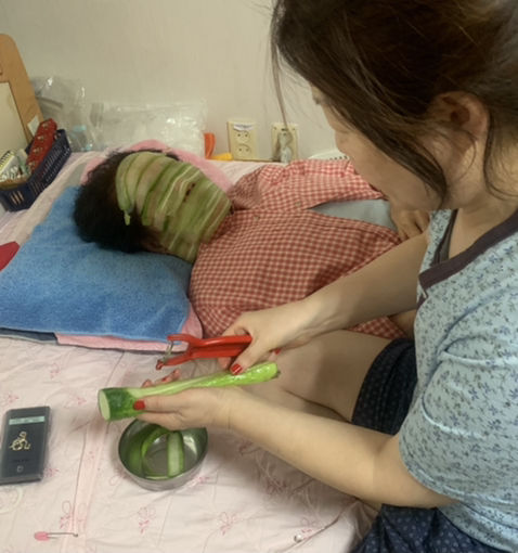 엄마 할머니 오이팩 해드리는 건데 할머니도 좋아하시긴 하는데 | 인스티즈