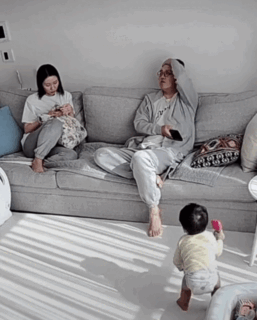 아기 걷는거 보고 신난 부부 | 인스티즈