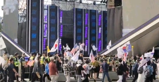 태극기부대 보고 놀란 아이돌 | 인스티즈