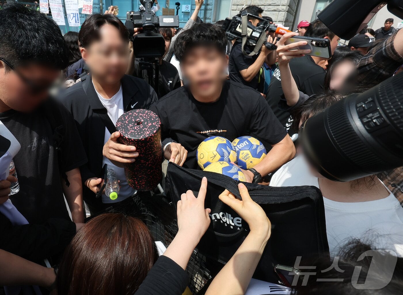 '몸 수색 당한' 핸드볼 선수들, 한체대로 옮겨 훈련…"일부 선수들 놀라" | 인스티즈