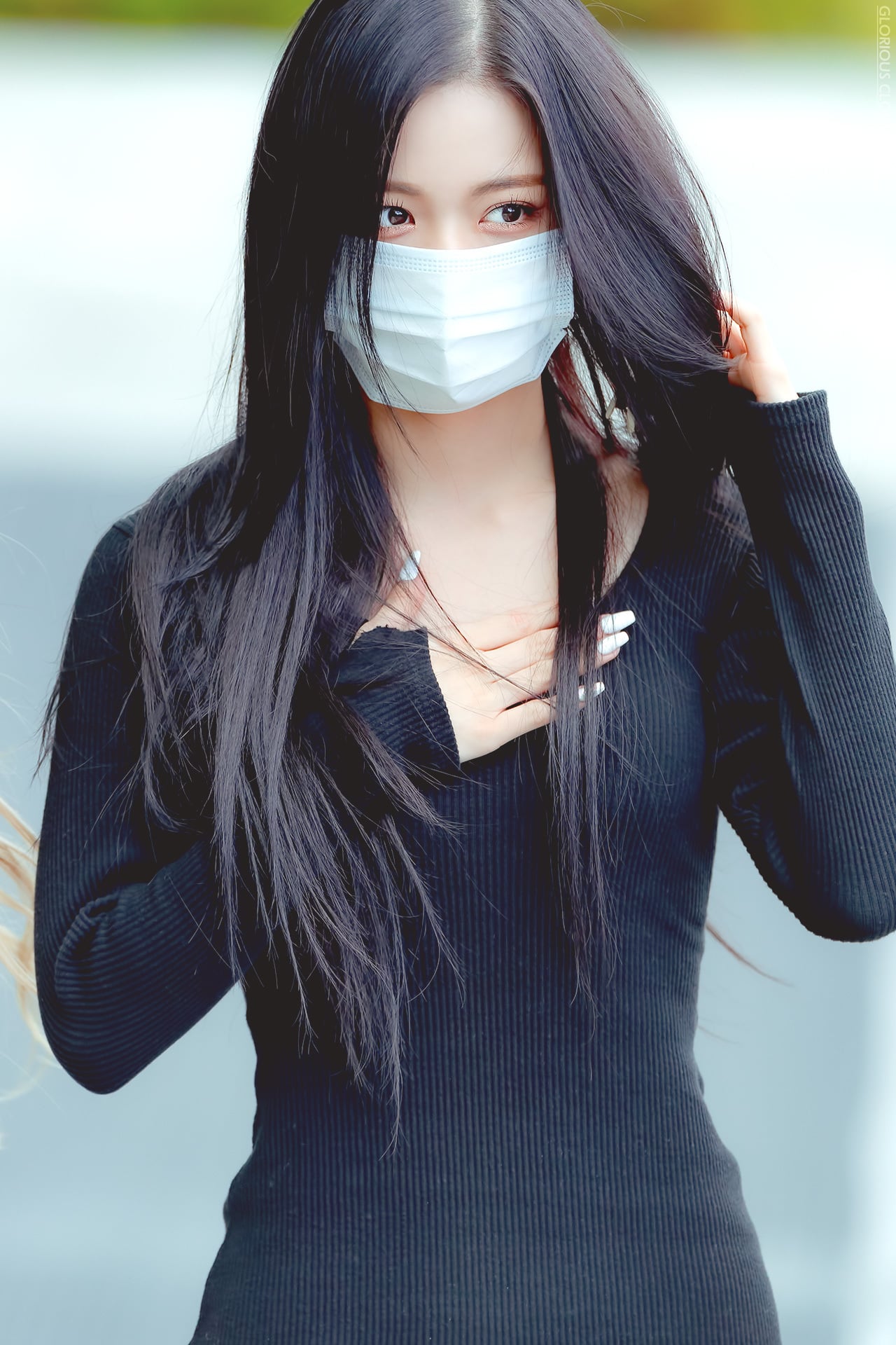 여자 손바닥 만한 프로미스나인 이채영 허리.jpgif | 인스티즈