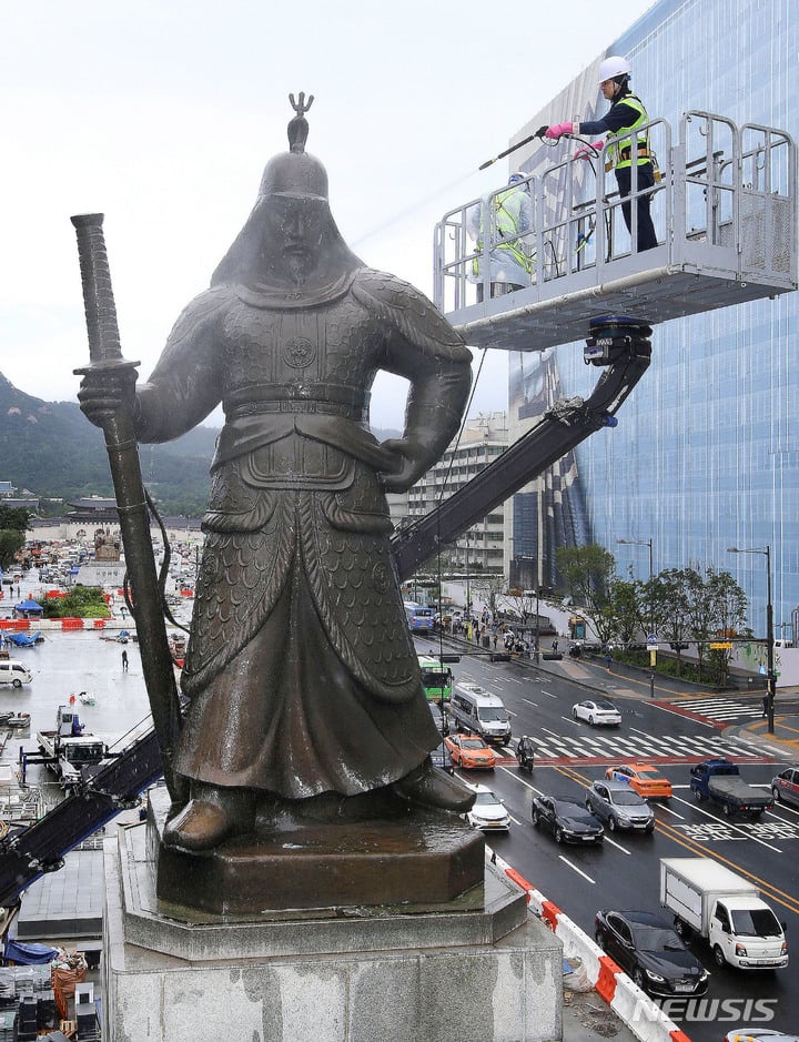 광화문 이순신 동상이 입고 있는 옷은 중국식, 차고 있는 칼은 일본식이라는거 알고 있어? | 인스티즈