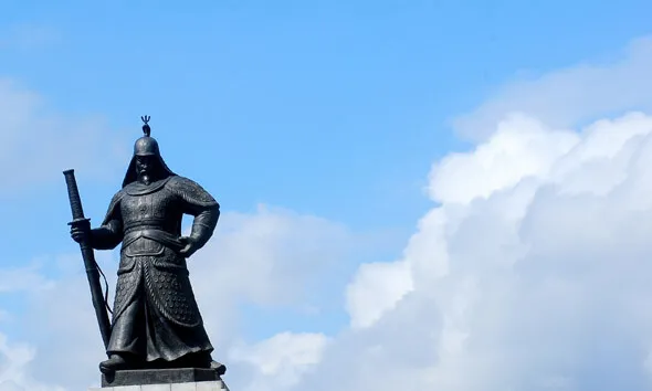 광화문 이순신 동상이 입고 있는 옷은 중국식, 차고 있는 칼은 일본식이라는거 알고 있어? | 인스티즈
