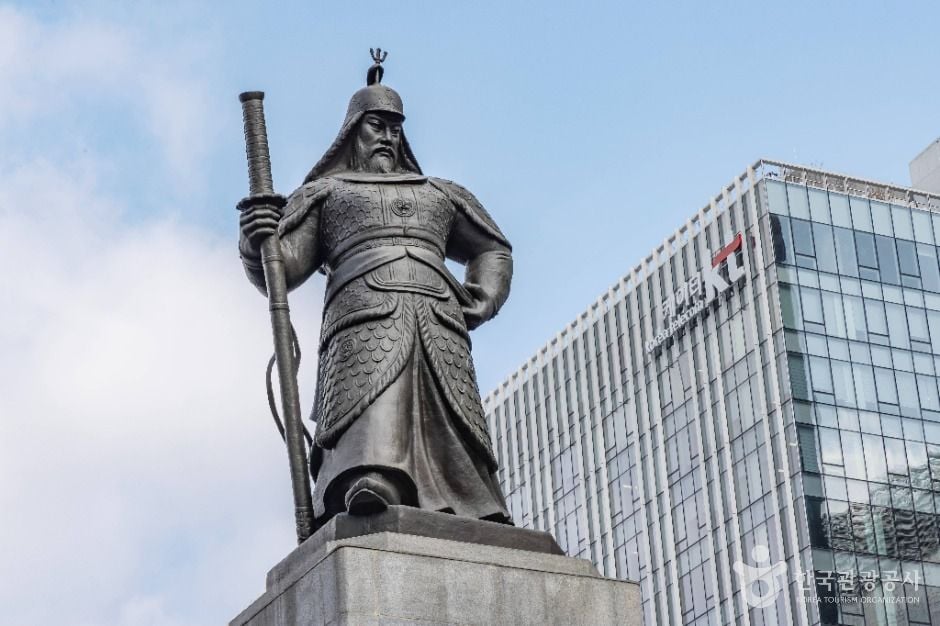광화문 이순신 동상이 입고 있는 옷은 중국식, 차고 있는 칼은 일본식이라는거 알고 있어? | 인스티즈
