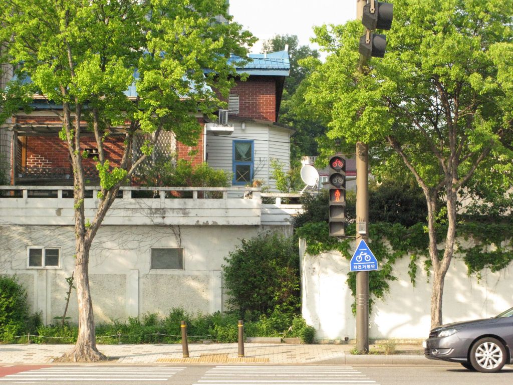 봄에는 버스 타거나 무작정 걷는 시간도 전부 여행인 게 좋다.twt | 인스티즈