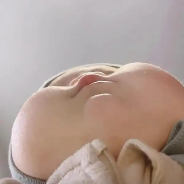 아래에서 본 오동통한 아기의 볼따구 | 인스티즈