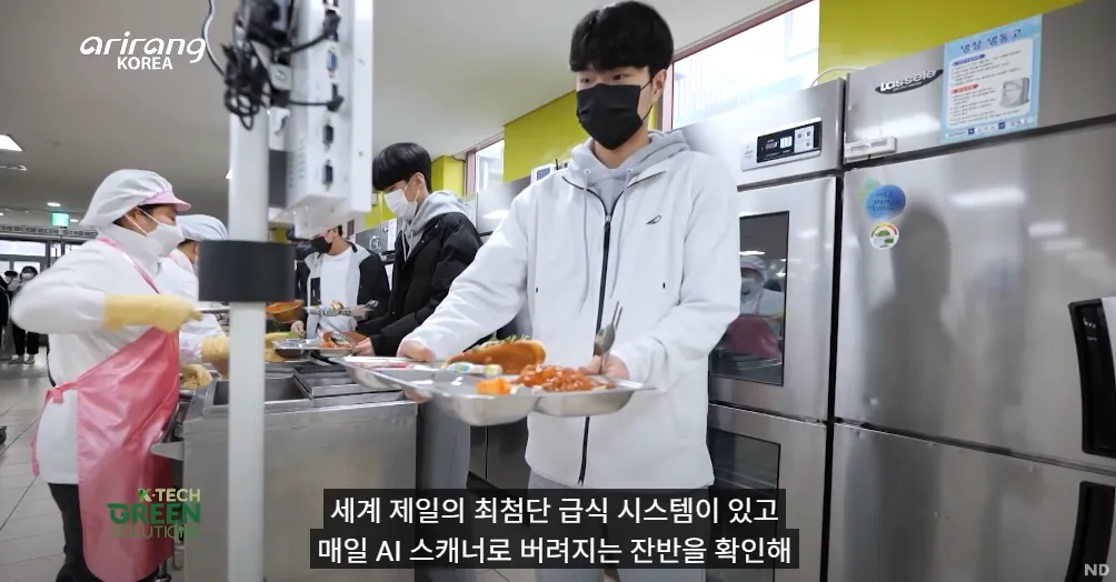 조회수 500만회 넘게 찍은 해외 대형 유튜버의 한국 급식 | 인스티즈